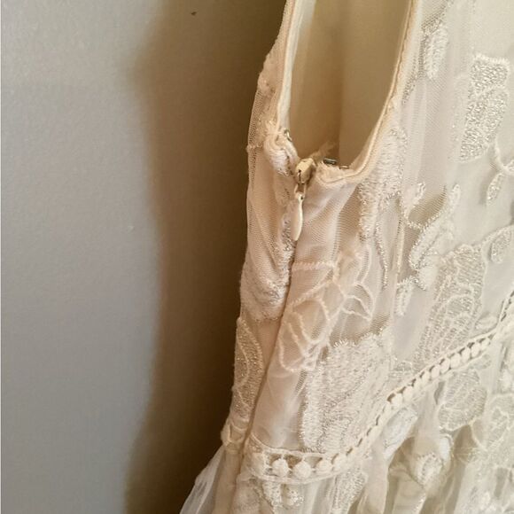 ALTAR'D STATE LARGE IVORY GOLD FLORAL LACE V NECK SLEEVELESS PARTY DRESS - Picture 4 of 7